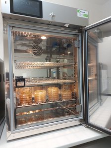 Barbka Jeršek_Na Oddelku za živilstvo pridobili nov kompresorsko hlajeni inkubator za gojenje mikroorganizmov
